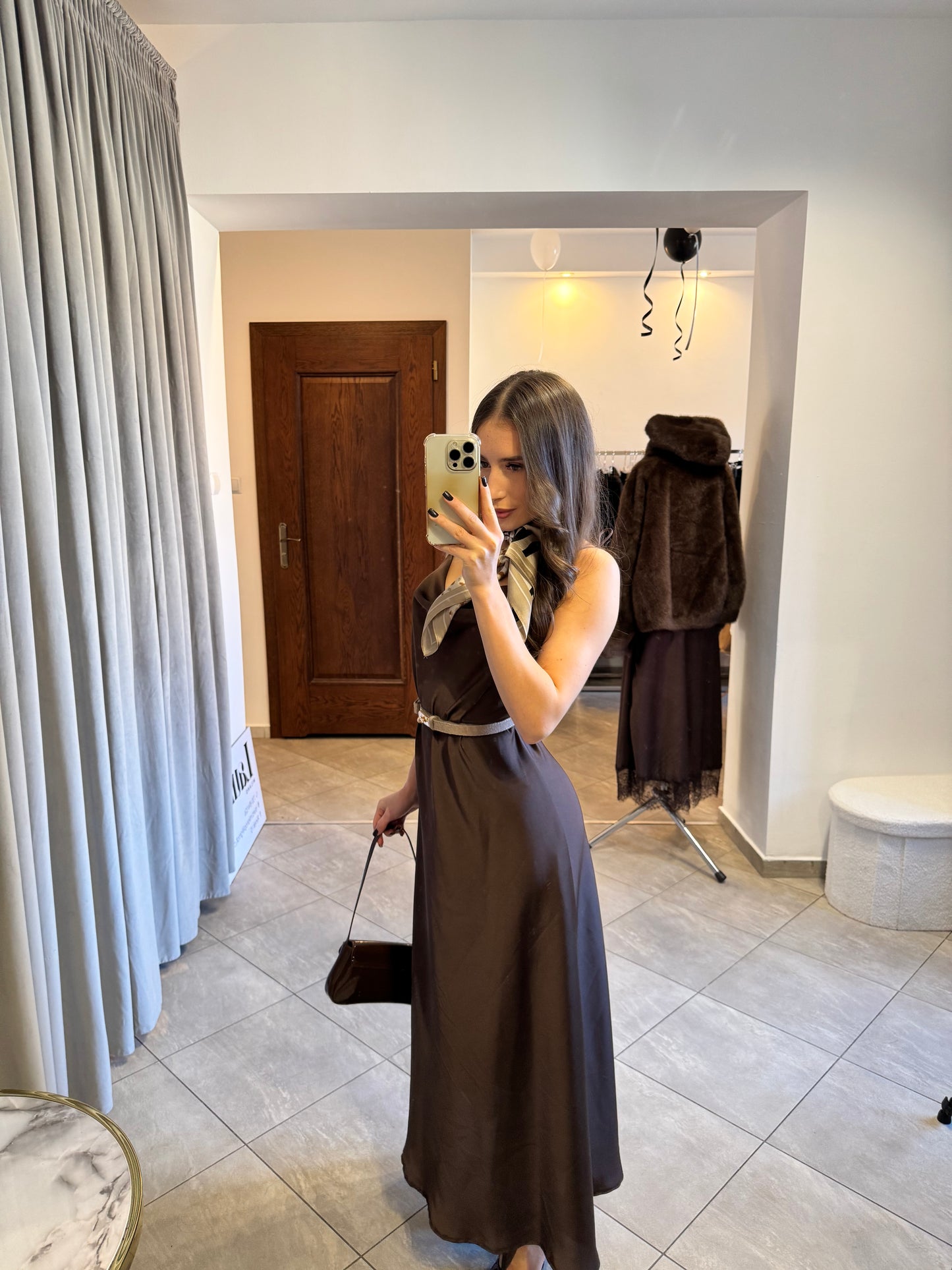 Satynowa Sukienka Maxi w Odcieniu Czekoladowym