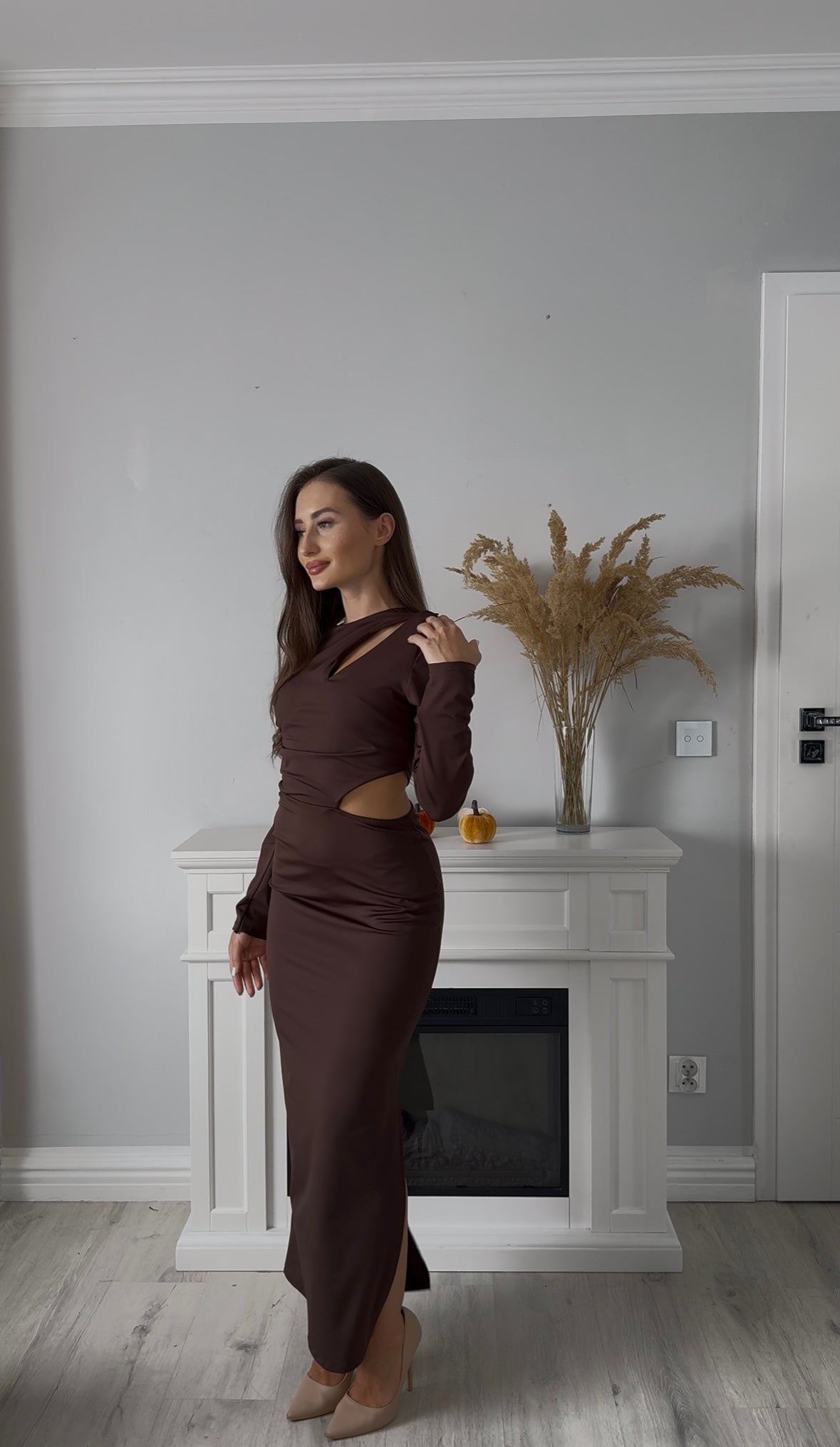 Brązowa Sukienka Cut-Out Glam