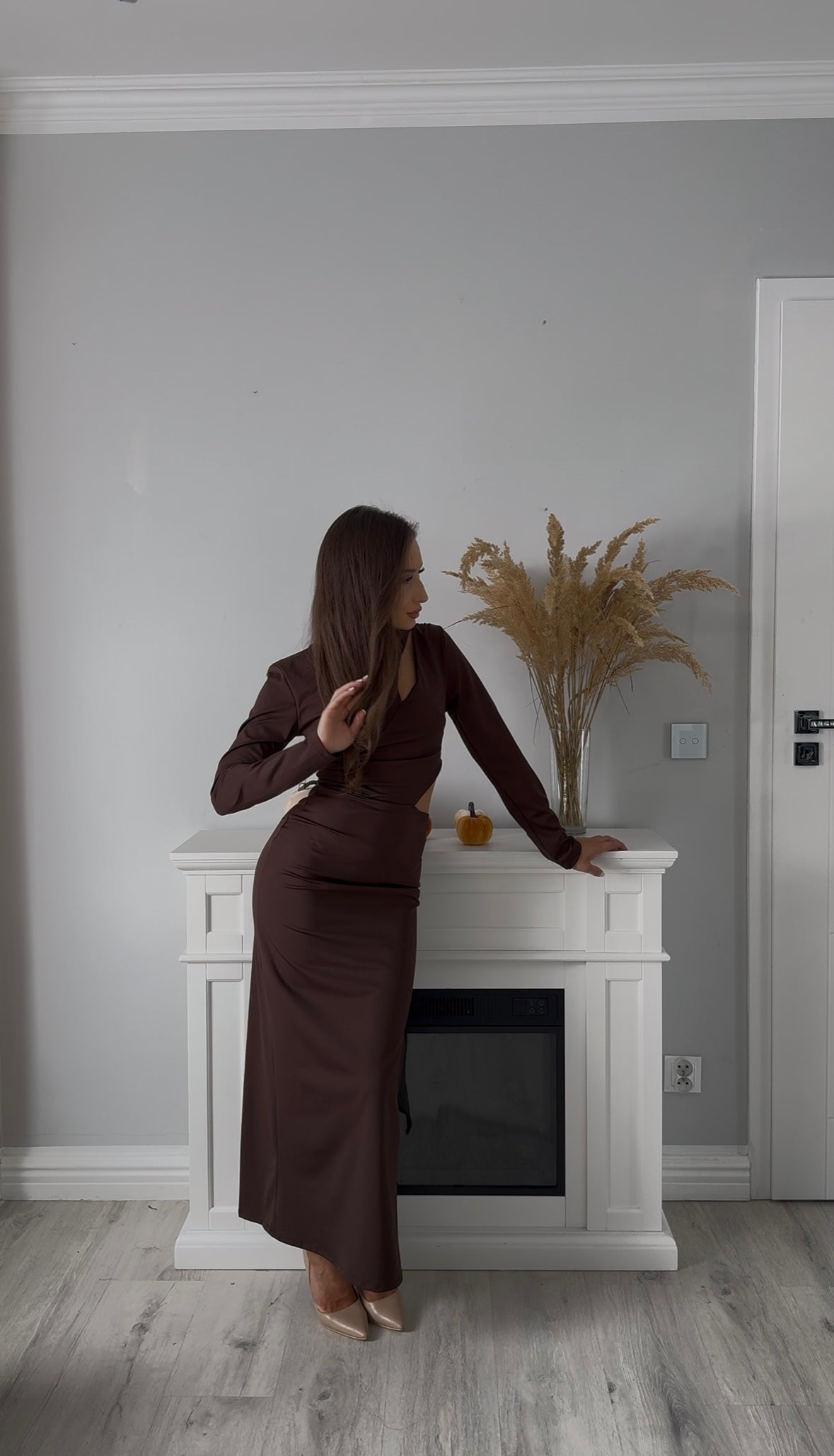Brązowa Sukienka Cut-Out Glam