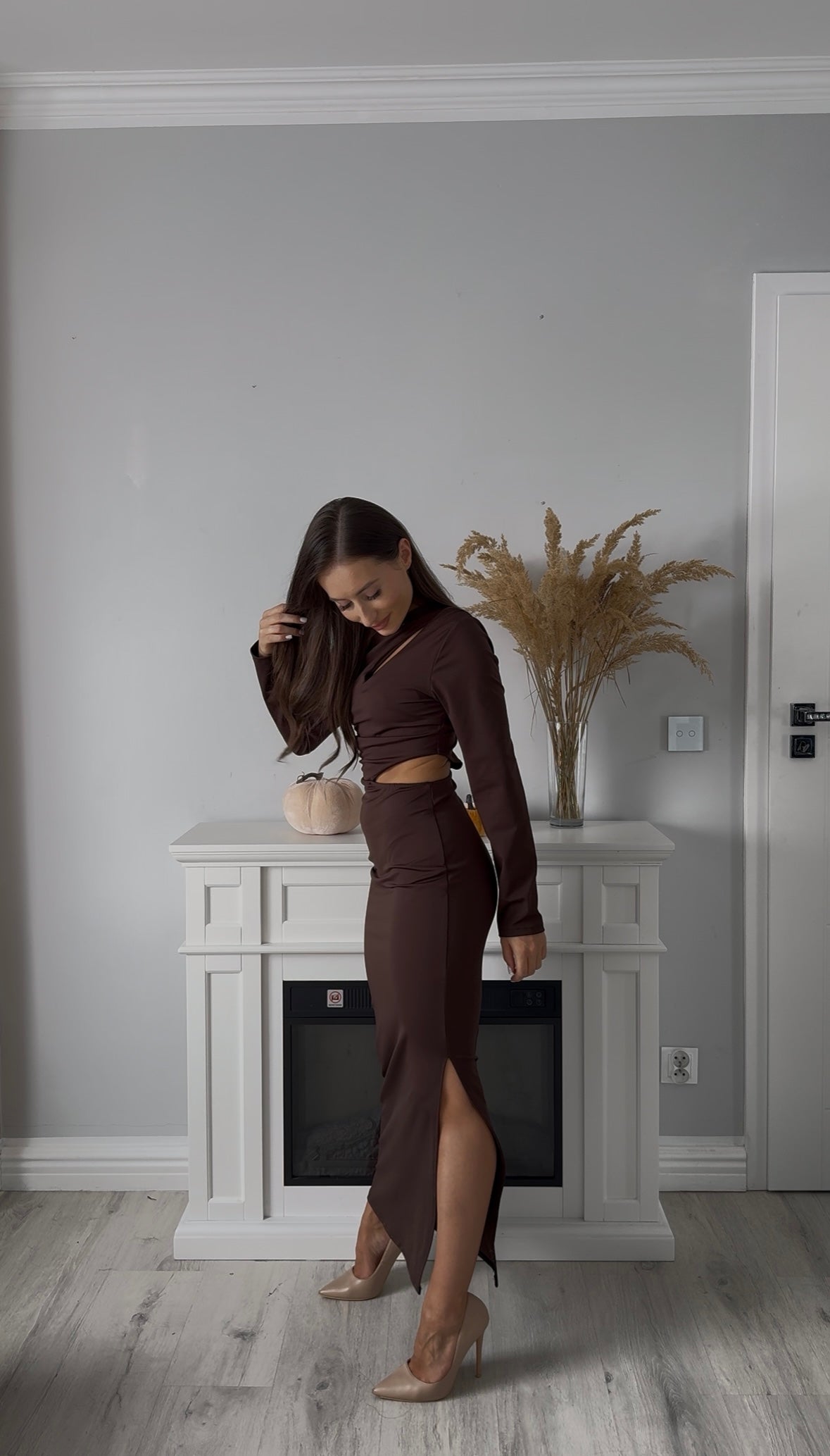 Brązowa Sukienka Cut-Out Glam