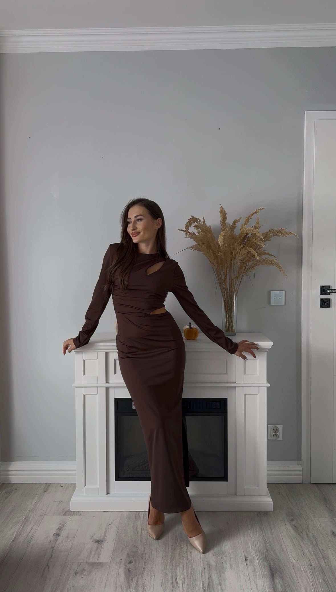 Brązowa Sukienka Cut-Out Glam