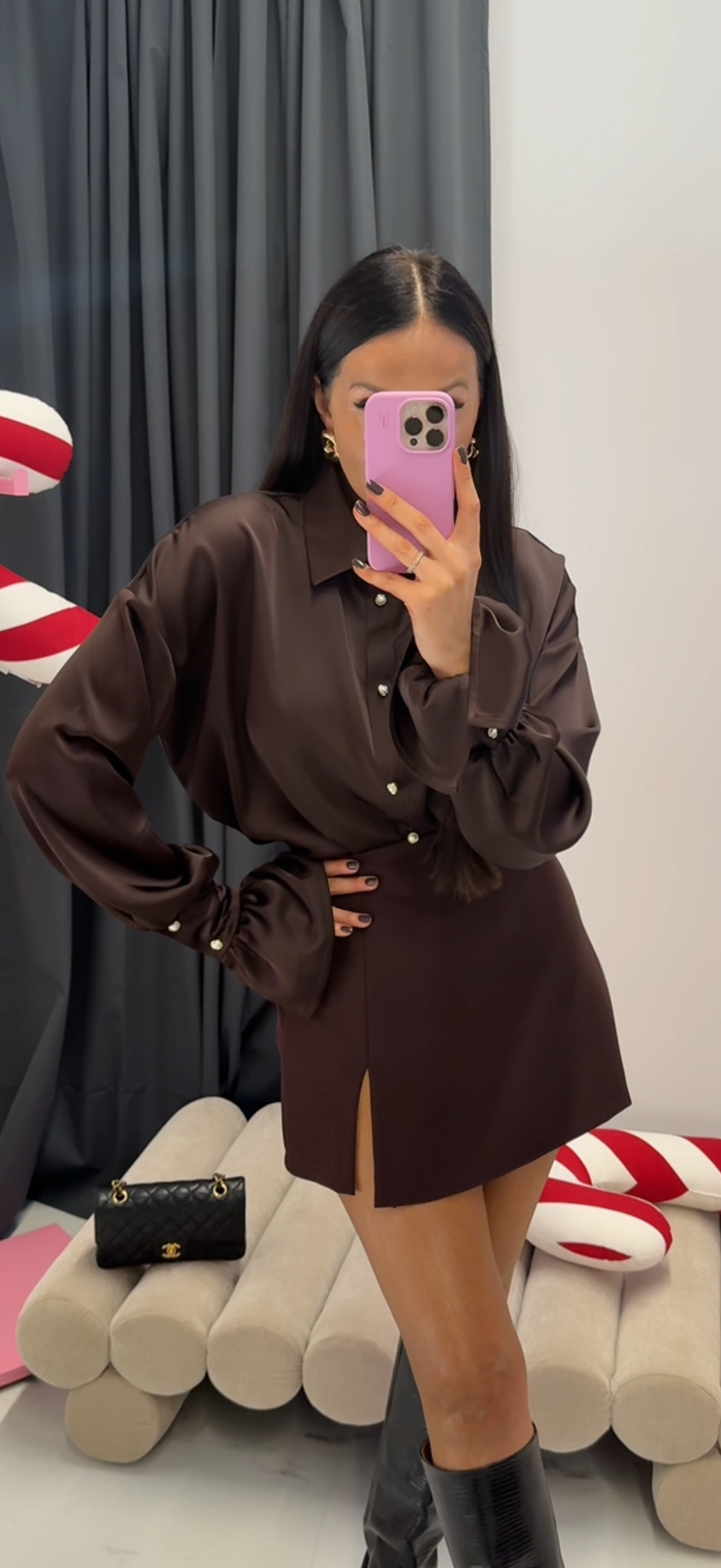 Satynowa koszula „Chocolate Pearl” – głęboki brąz i eleganckie perłowe guziki