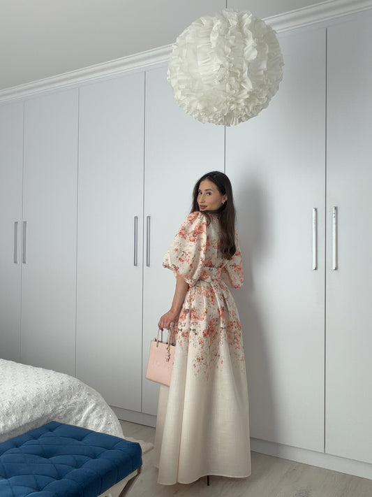 Długa sukienka maxi w kwiaty z paskiem