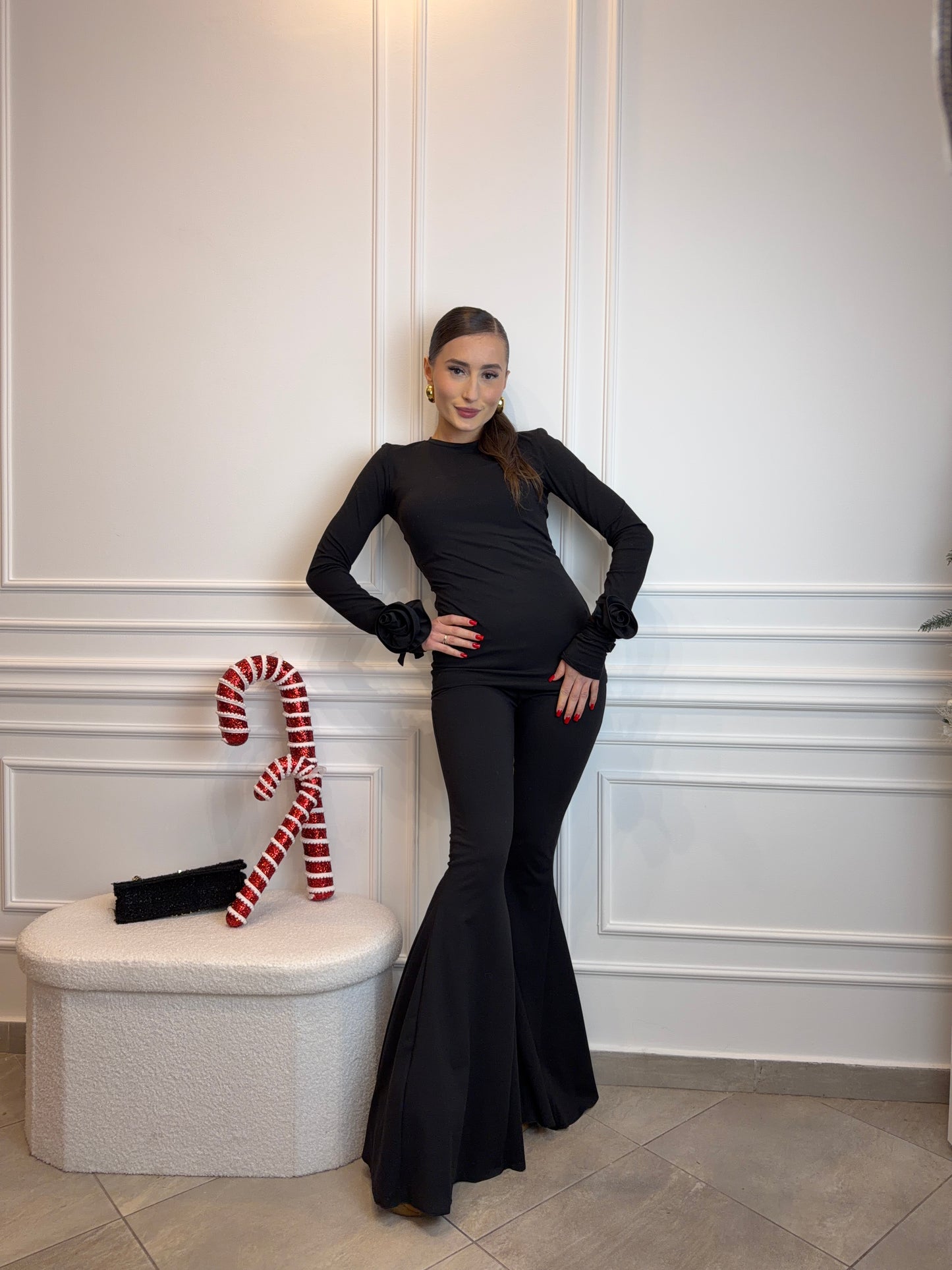 Czarny komplet z rozszerzanymi spodniami i odpinanymi różami