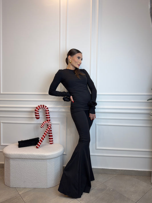 Czarny komplet z rozszerzanymi spodniami i odpinanymi różami