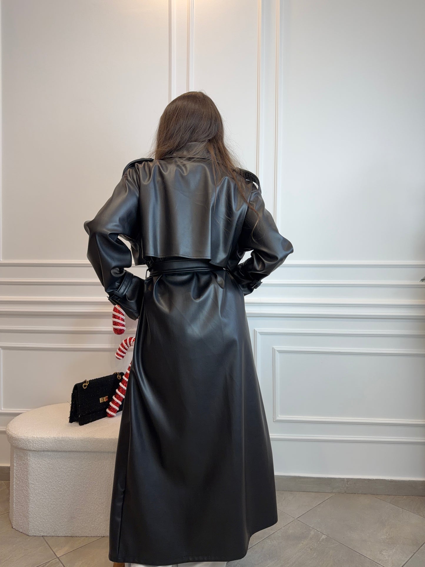 Długi płaszcz z eko skóry z paskiem