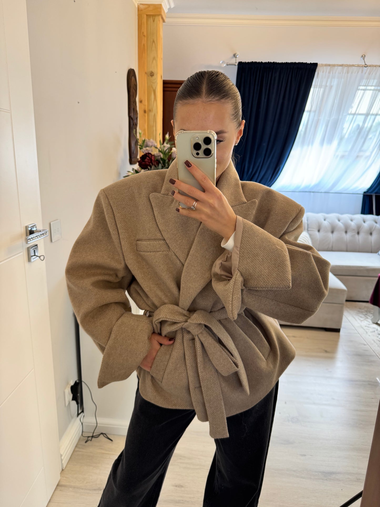 Elegancki płaszcz z wiązaniem w talii – kolor beżowy