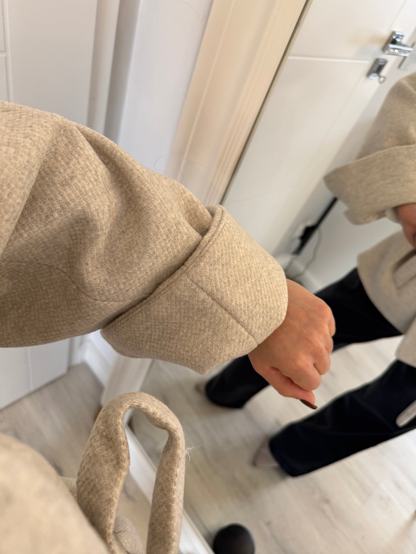 Elegancki płaszcz z wiązaniem w talii – kolor jasny szary