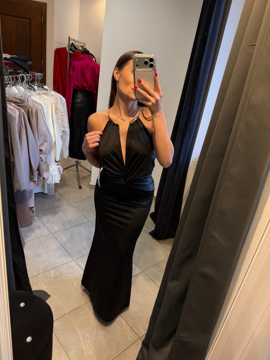 Czarna satynowa sukienka maxi ze złotą ozdobą na szyi