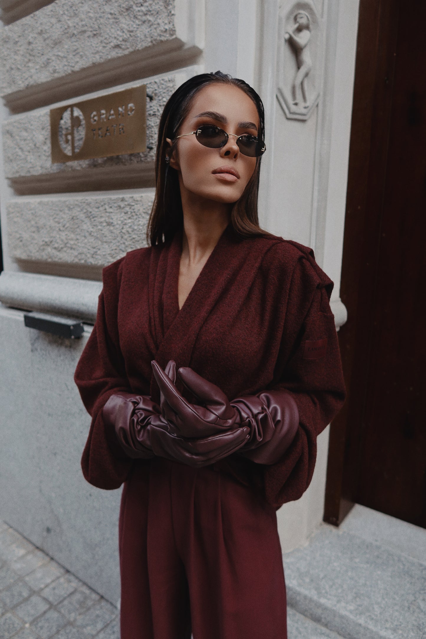 Długie skórzane rękawiczki w kolorze burgundowym – elegancki model z marszczeniem