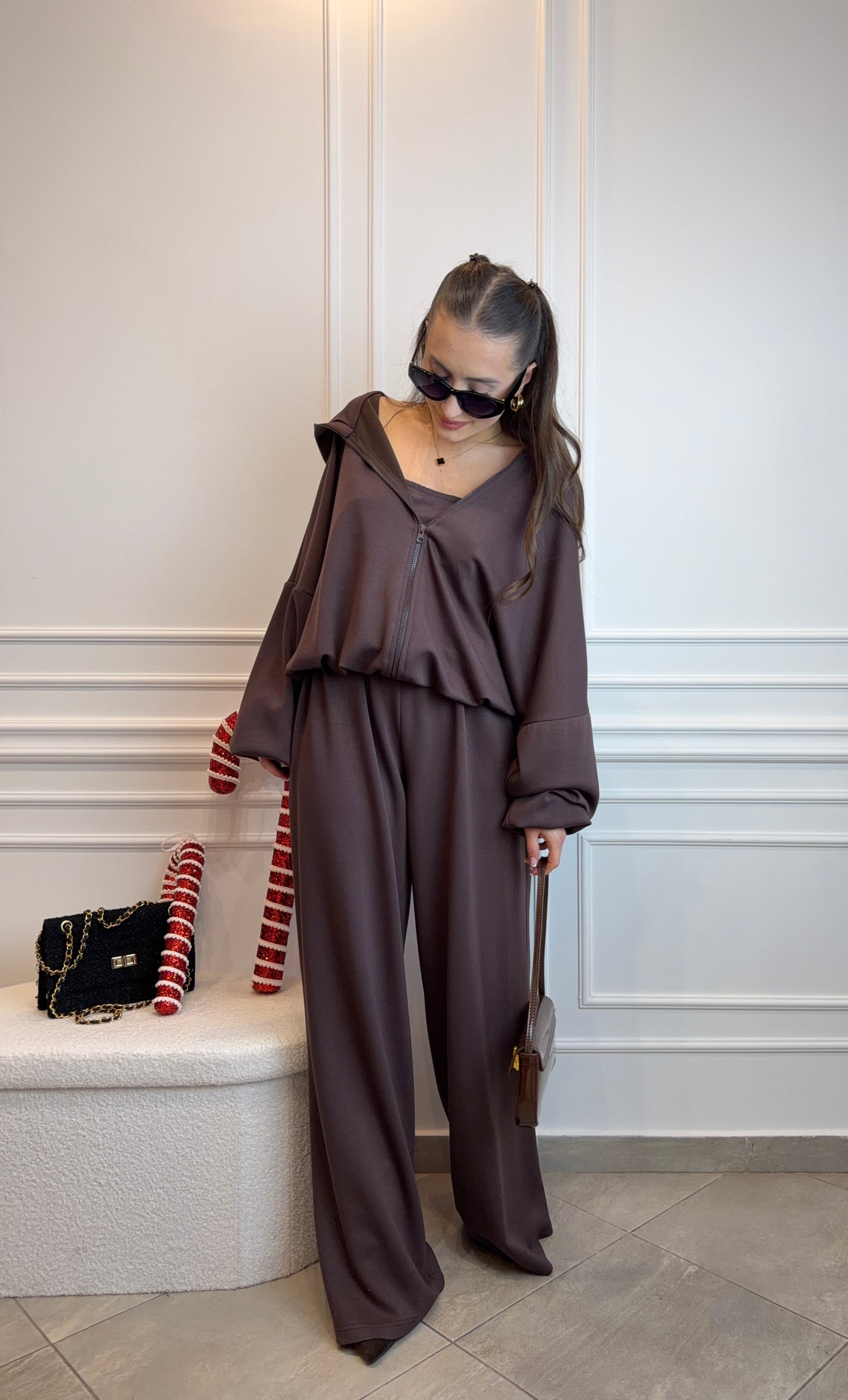 Trzyczęściowy komplet top, bluza i spodnie w kolorze czekoladowego brązu