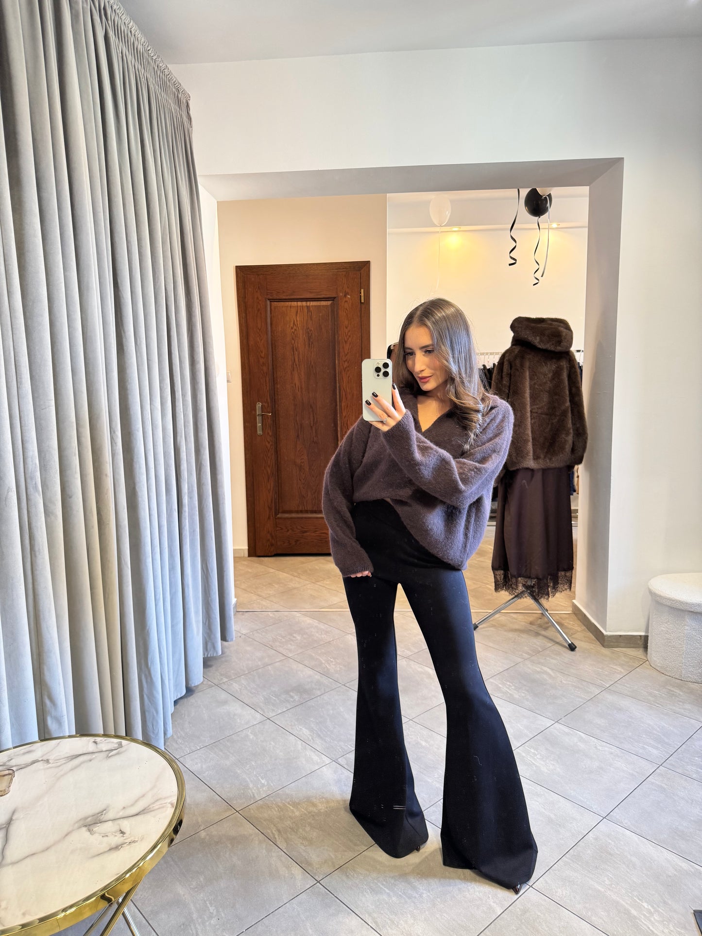 Ciepły, puszysty sweter w kolorze gorzkiej czekolady