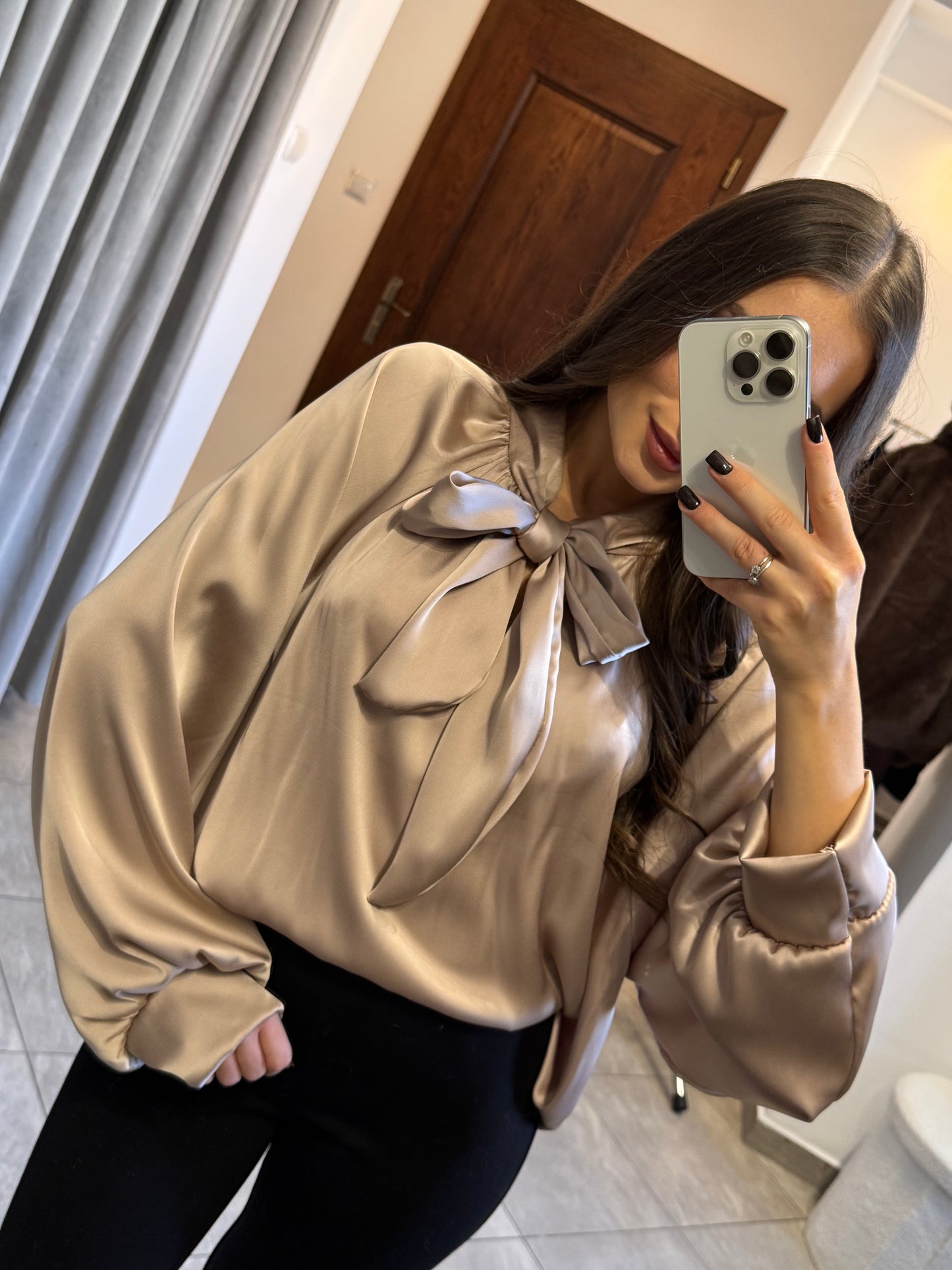 Satynowa koszula z wiązaniem pod szyją – beżowy połysk