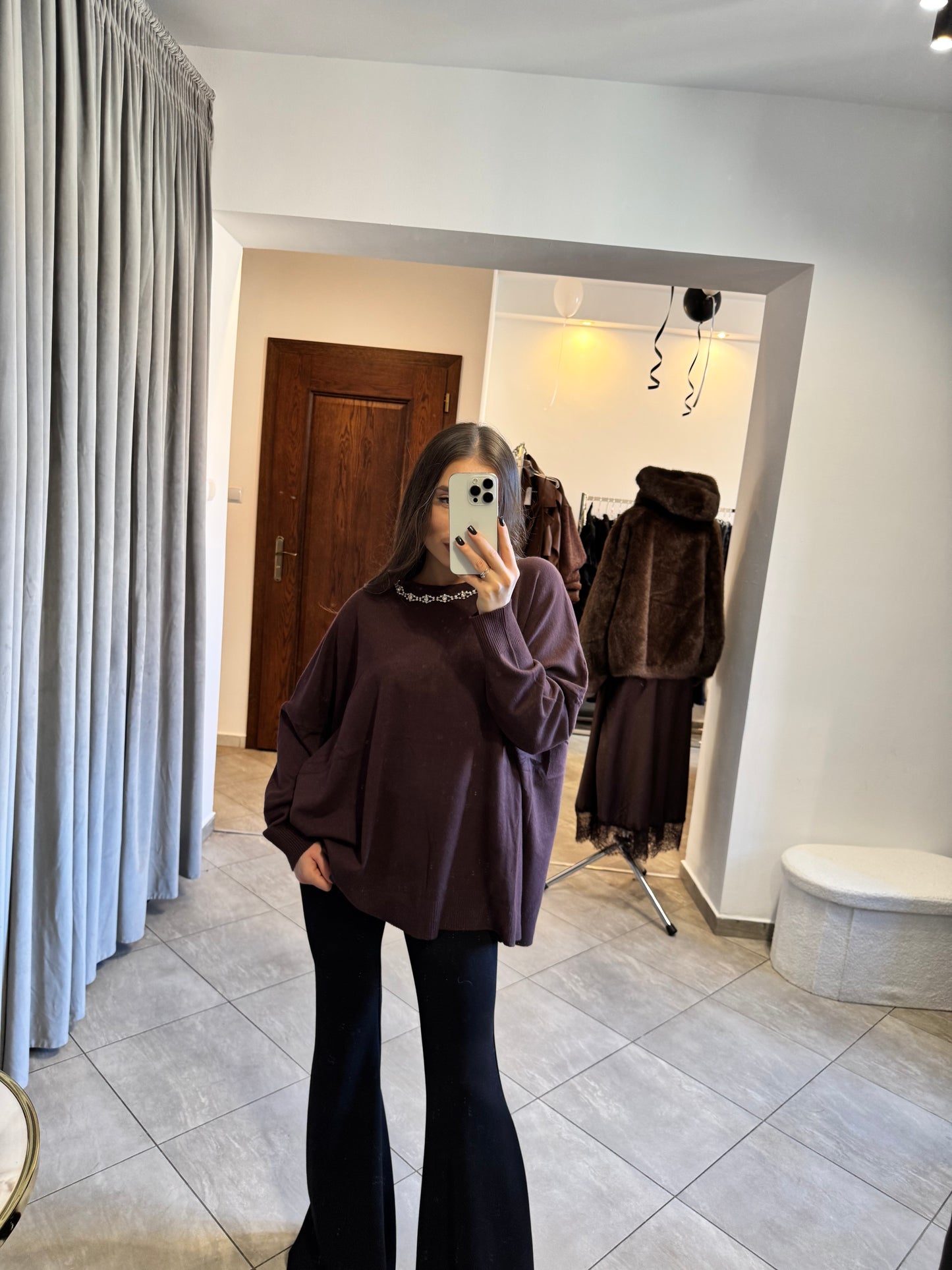 Oversize sweter z ozdobnym dekoltem – ciemnoczekoladowy