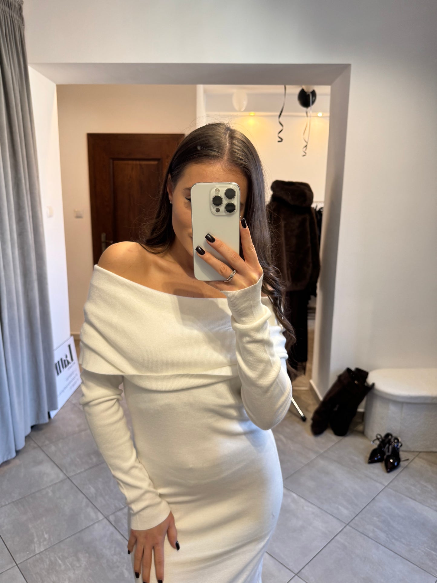 Dzianinowa sukienka z odkrytymi ramionami – ecru