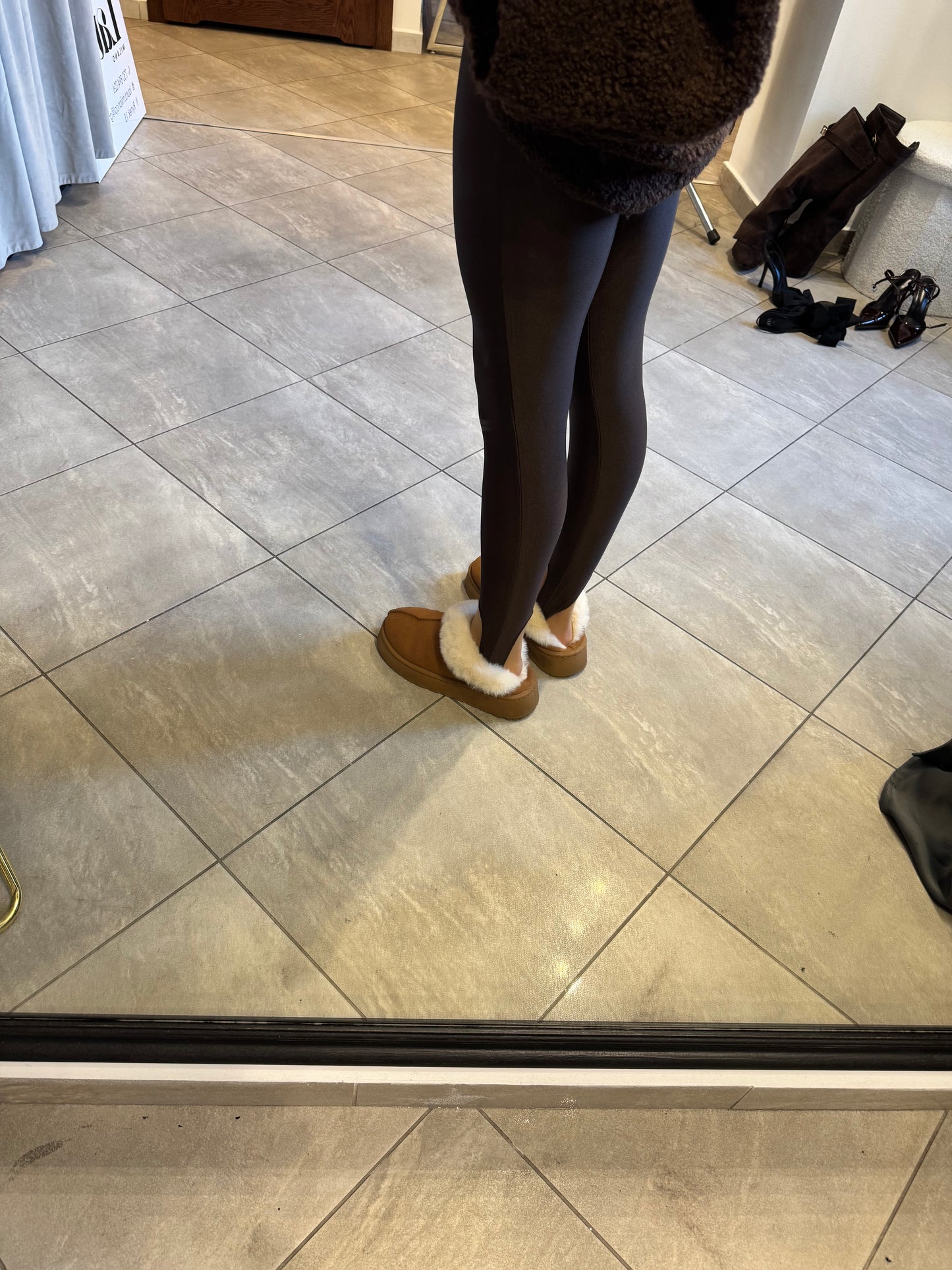 Czekoladowe legginsy z połyskiem – model second skin