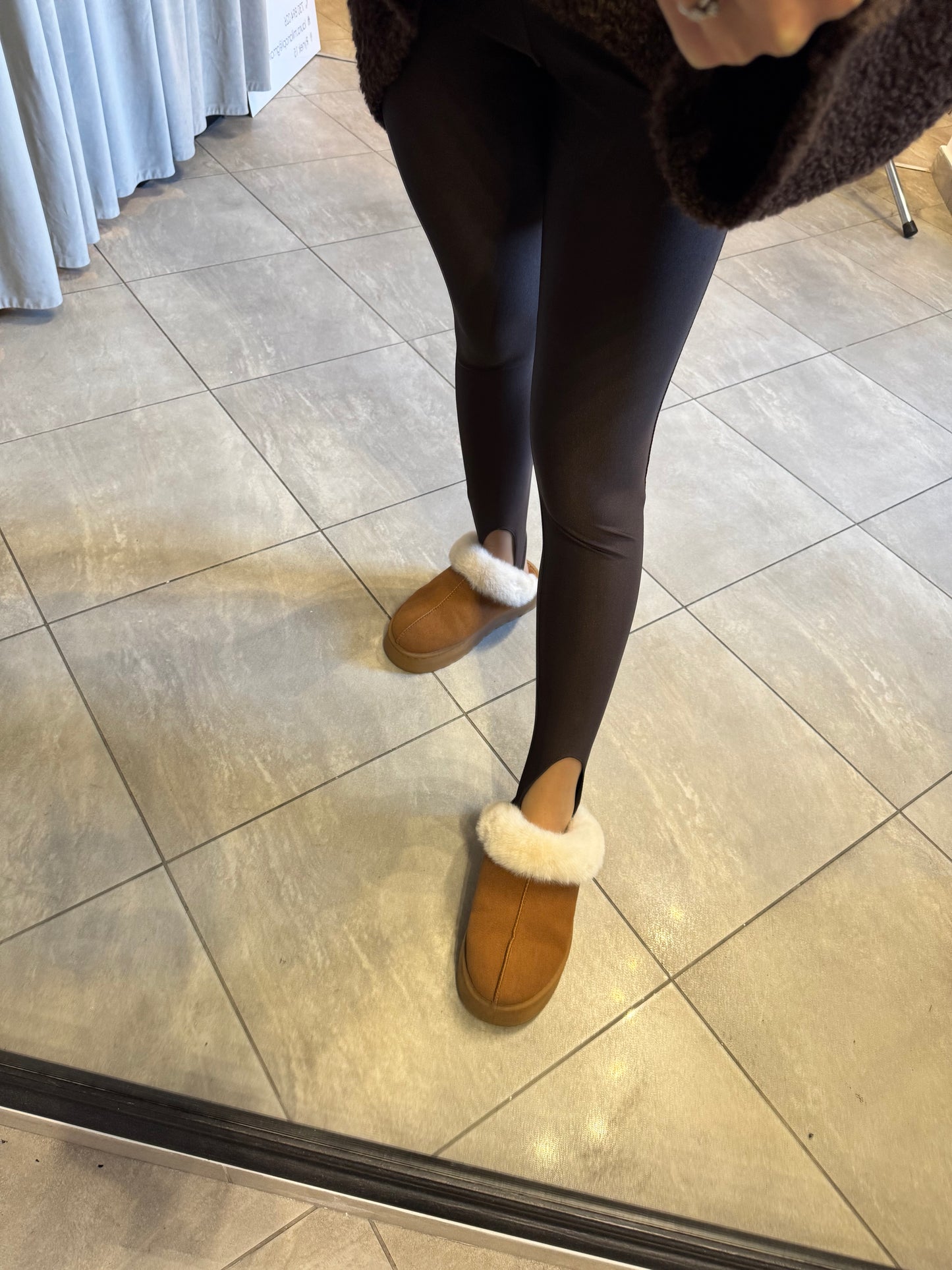 Czekoladowe legginsy z połyskiem – model second skin