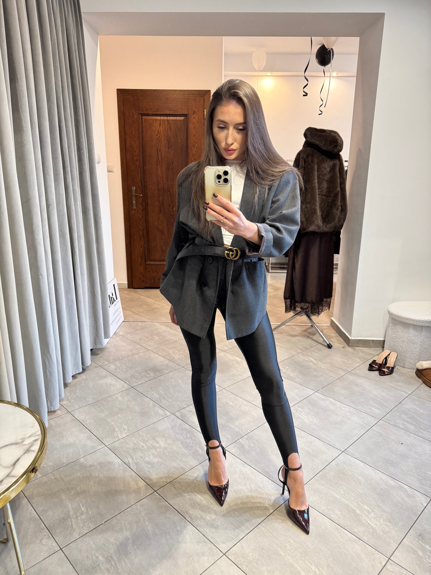 Czarne legginsy na piętę – modelujący krój i eleganckie wykończenie