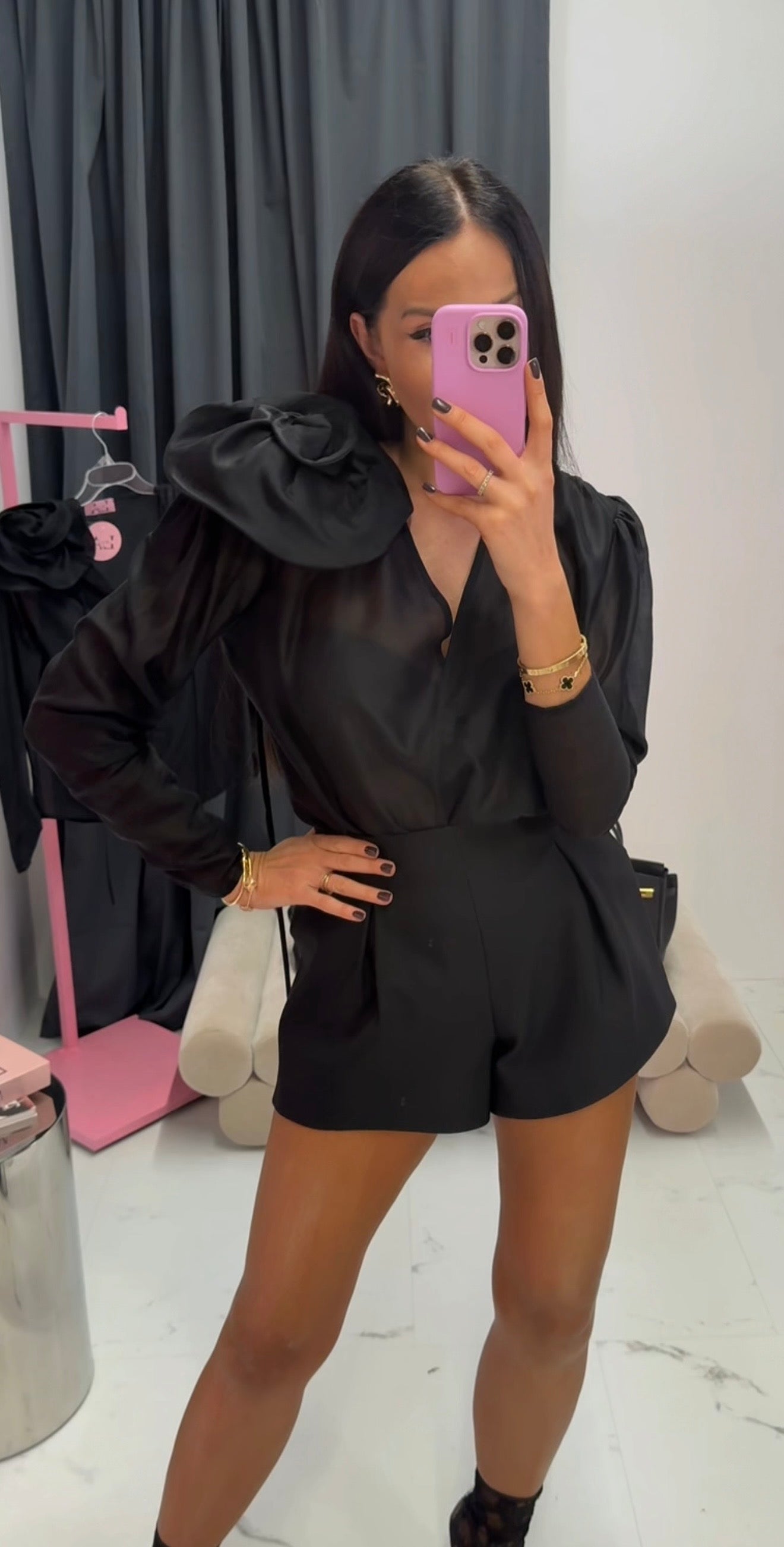 Elegancka koszula „Black Rose” z dekoracyjną aplikacją na ramieniu