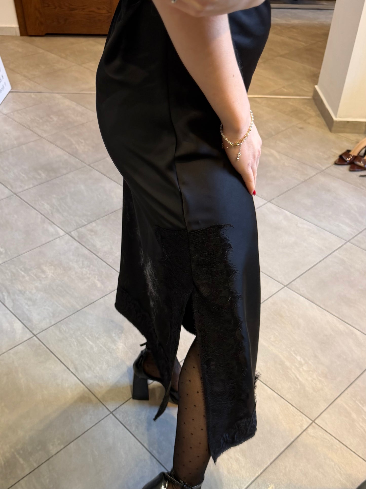 Czarna satynowa sukienka z odkrytymi plecami i koronkowym wykończeniem