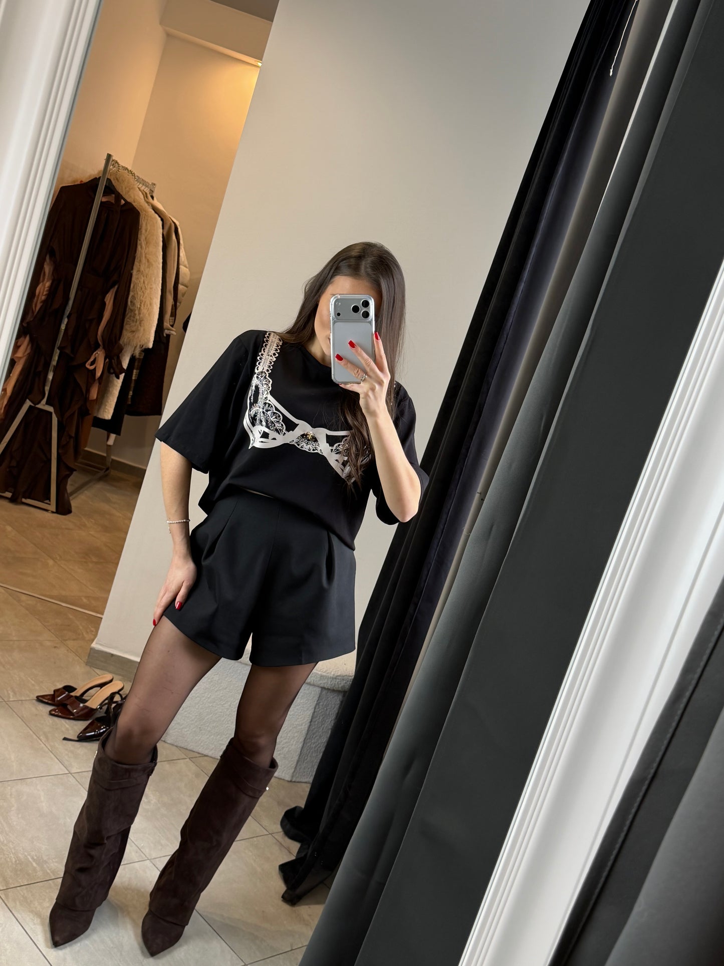 T-shirt z koronkowym nadrukiem – Czarny