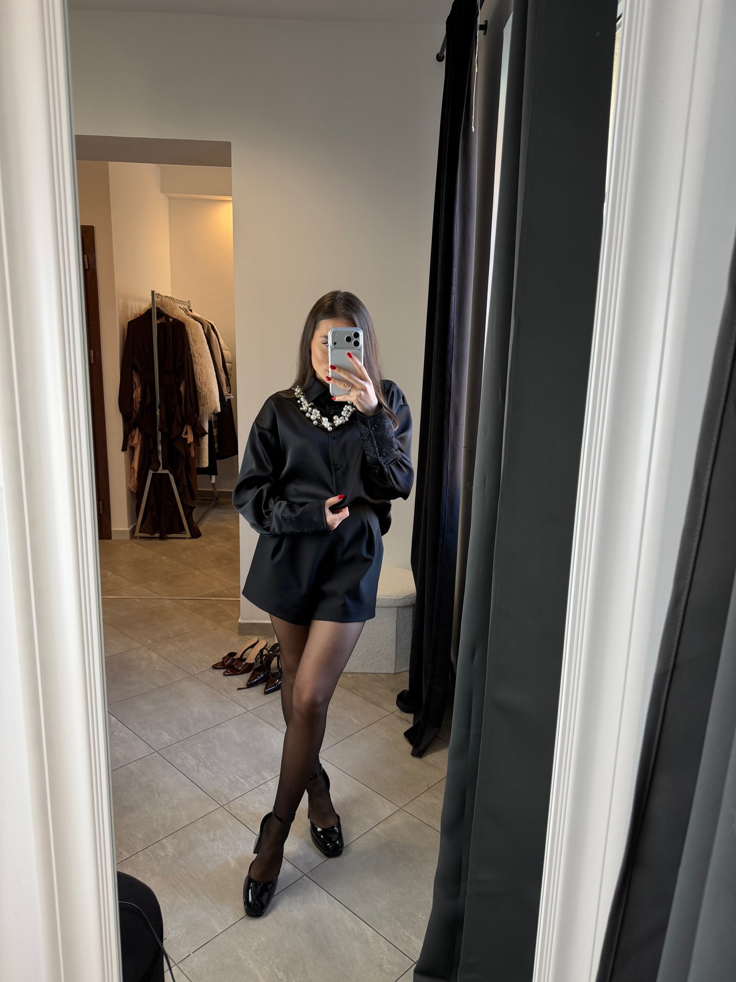 Czarna satynowa koszula z koronkowym wykończeniem rękawów