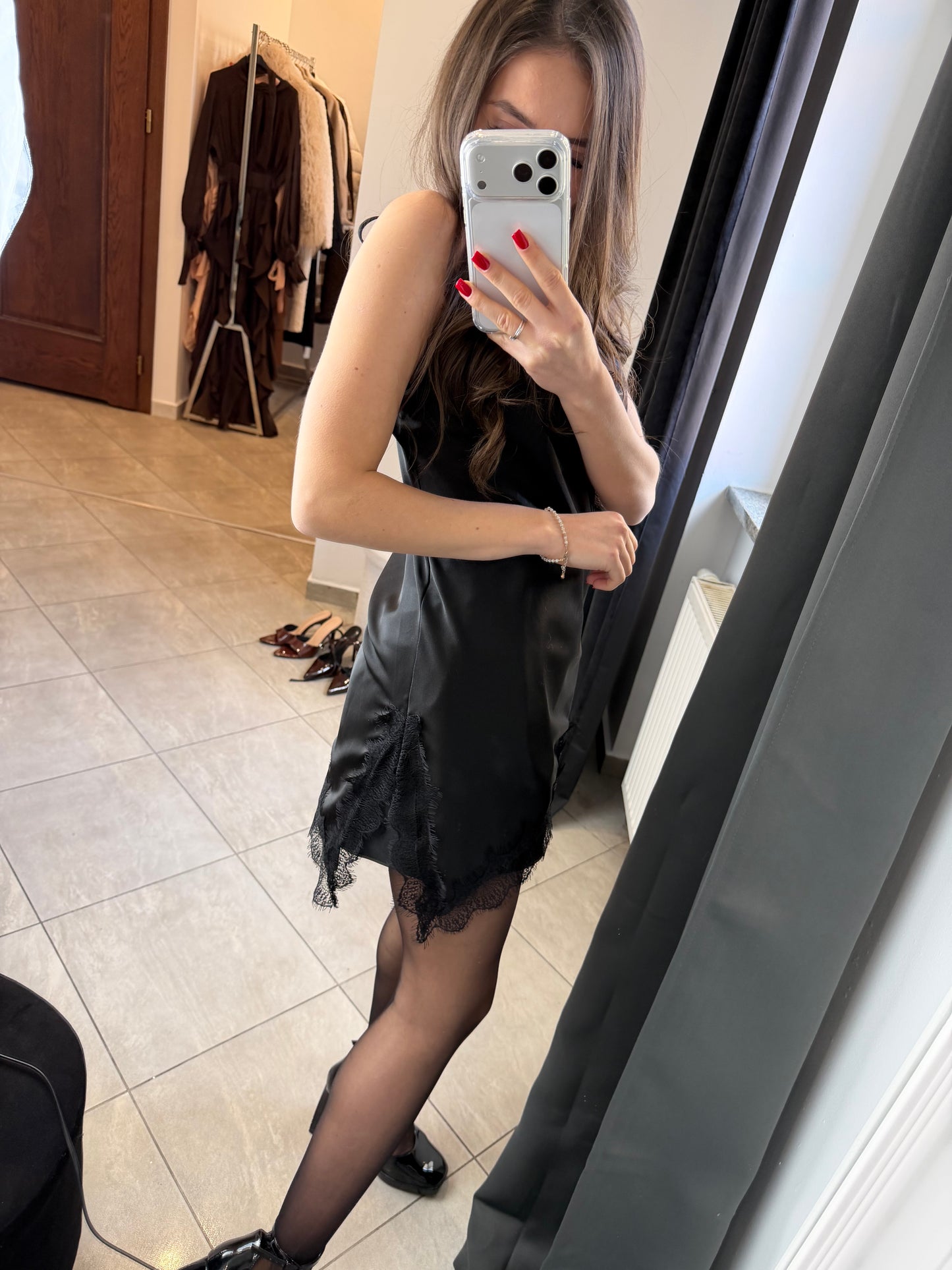 Czarna satynowa halka z koronką