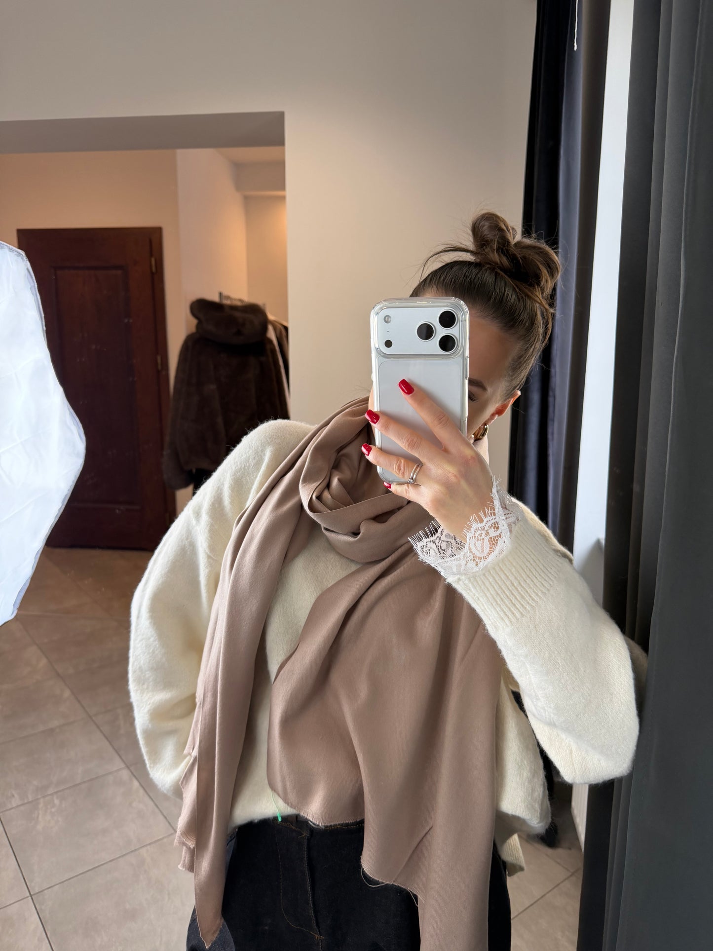 Klasyczny szal w kolorze nude