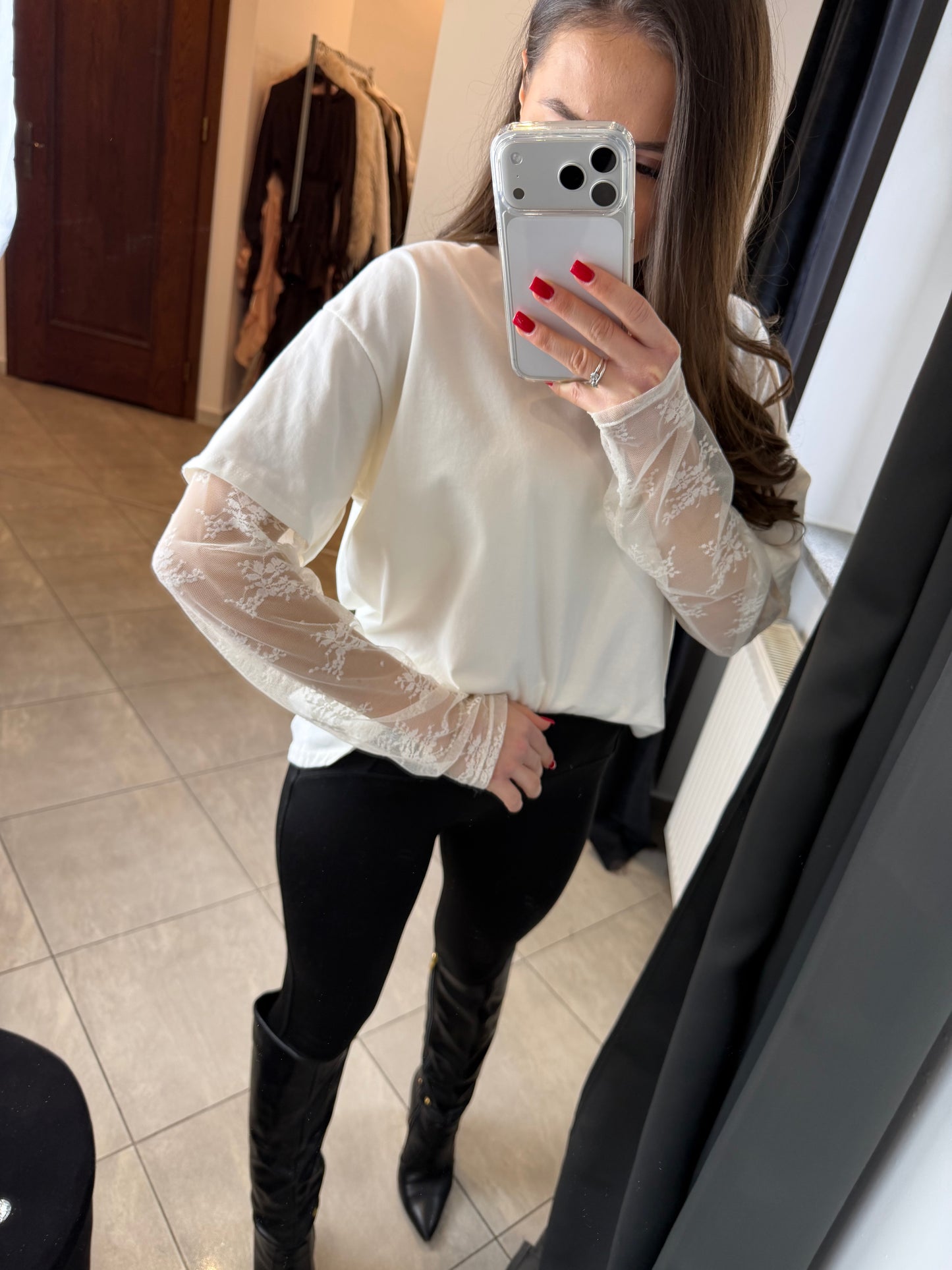 Kremowa bluzka z koronkowymi rękawami „Soft Lace Elegance”