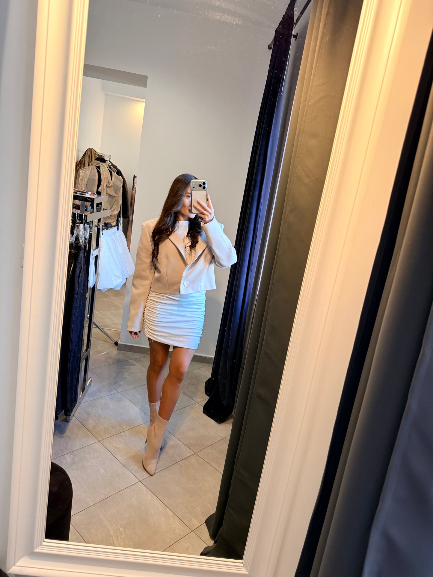 Beżowa krótka marynarka damska o eleganckim kroju