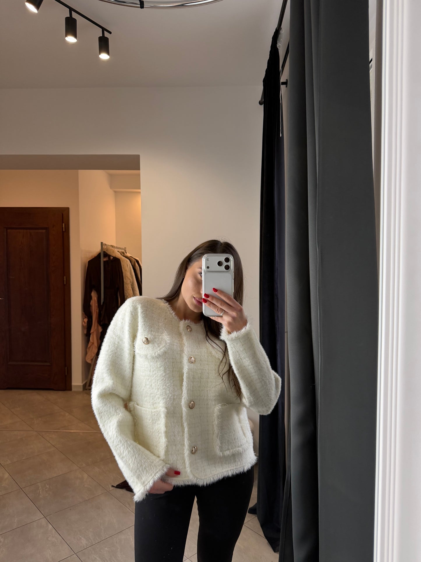 Kremowa alpaka w stylu Chanel z ozdobnymi guzikami – elegancki kardigan premium