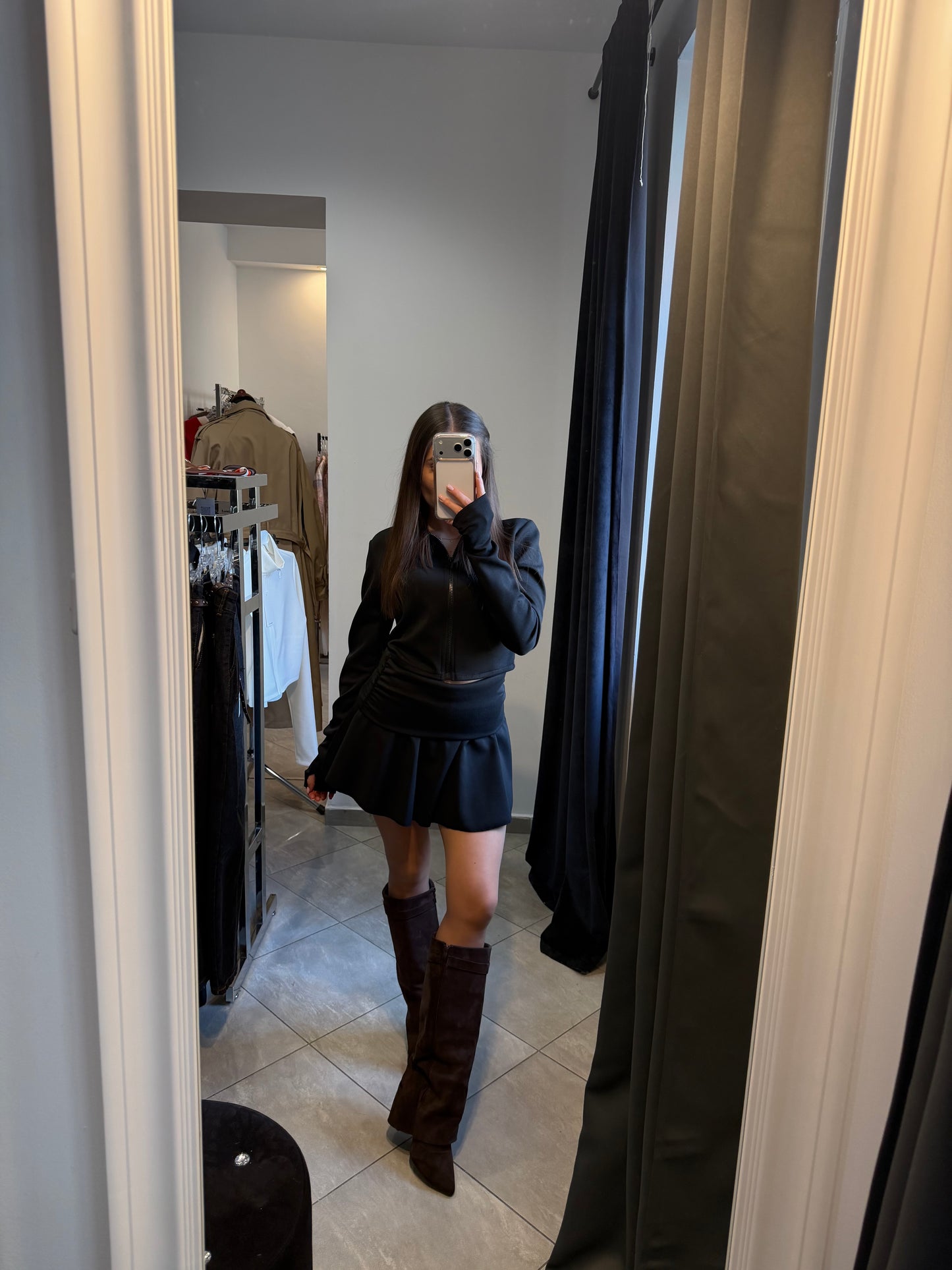 Czarny komplet damski: bluza na zamek + spódnica-spodenki