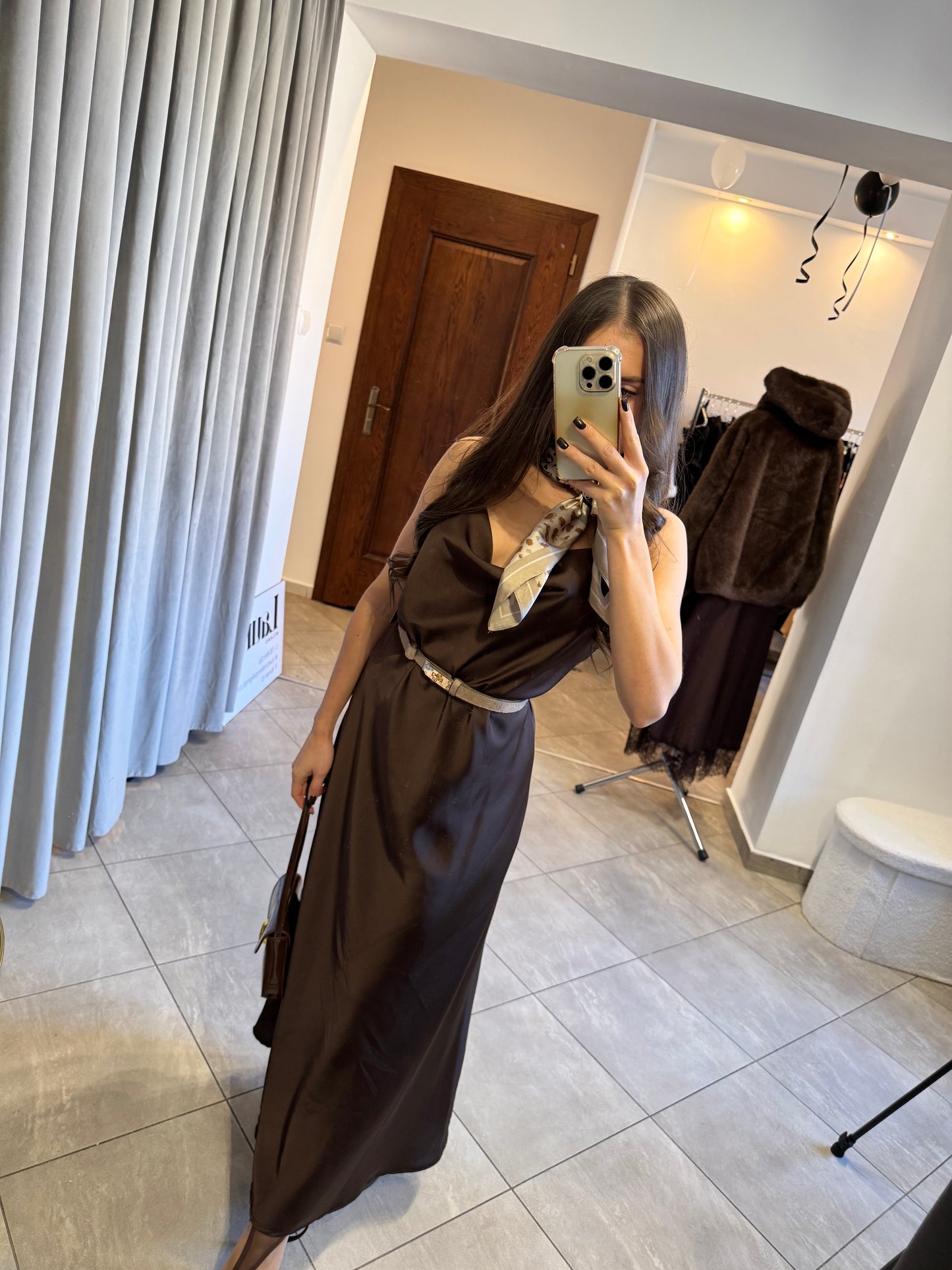 Satynowa Sukienka Maxi w Odcieniu Czekoladowym