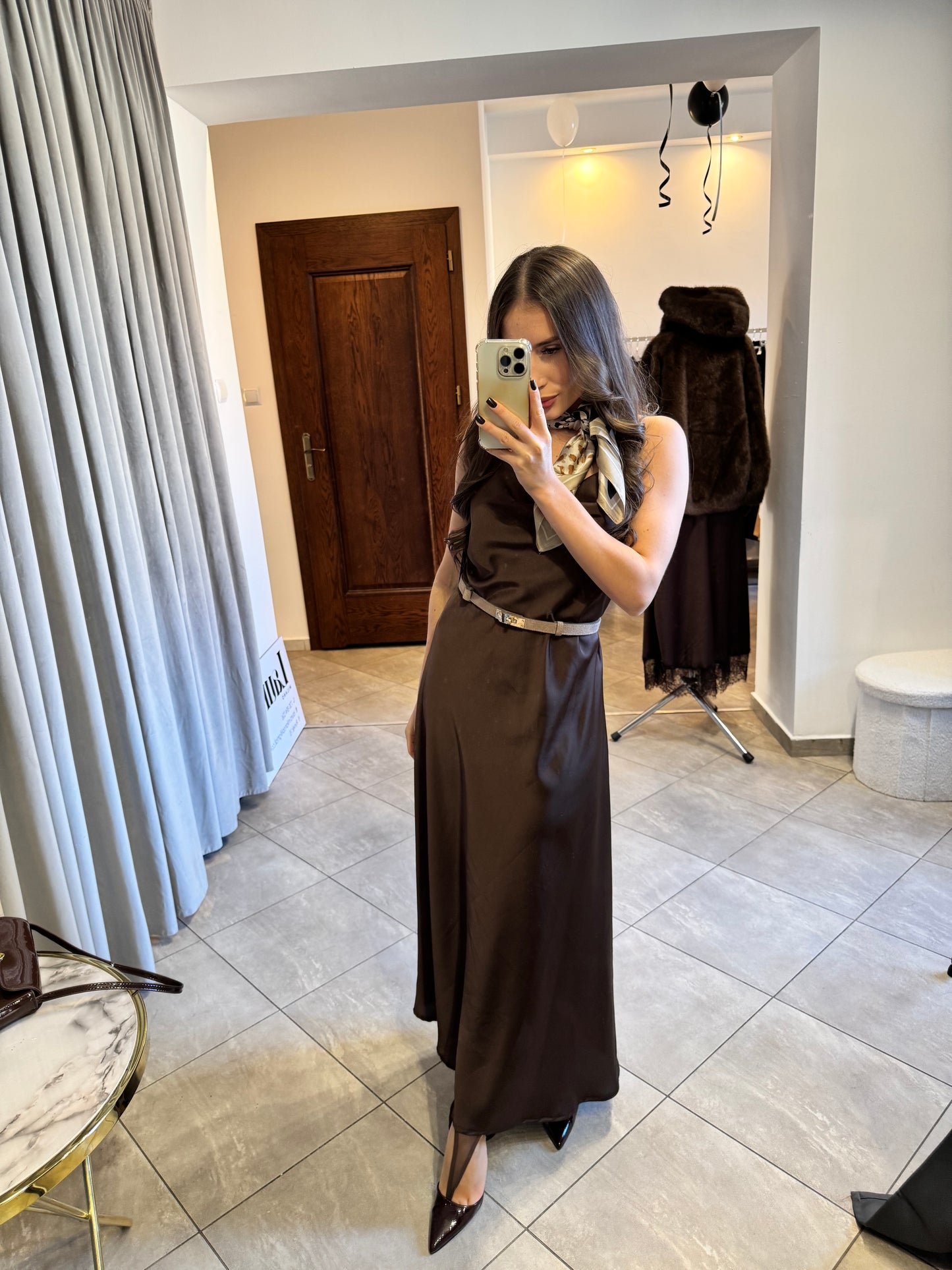 Satynowa Sukienka Maxi w Odcieniu Czekoladowym