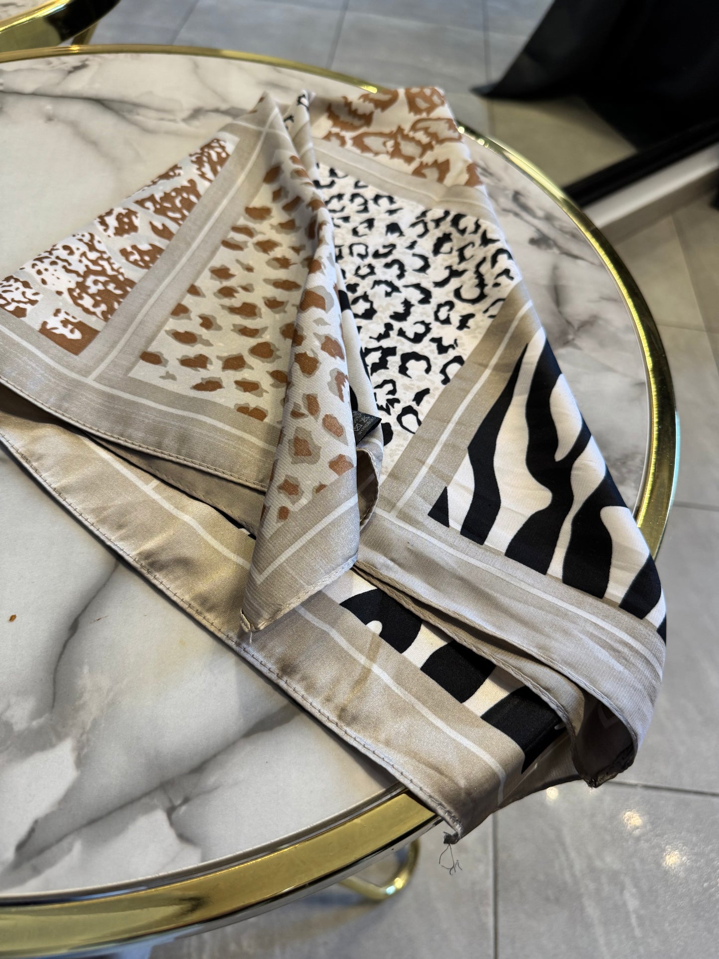 Apaszka z motywem zwierzęcym w odcieniach beżu i czerni