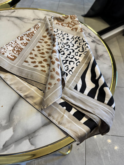 Apaszka z motywem zwierzęcym w odcieniach beżu i czerni