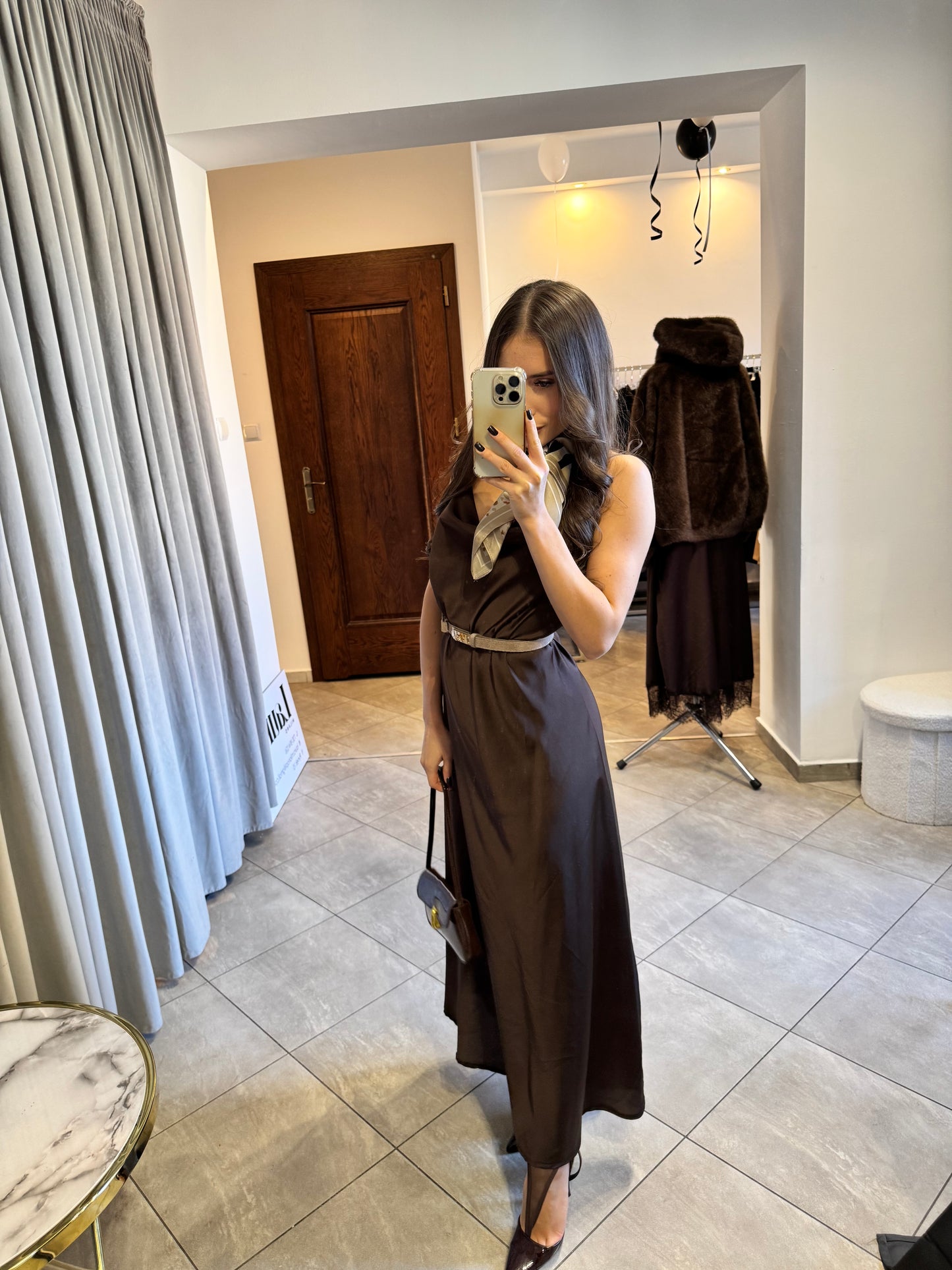 Satynowa Sukienka Maxi w Odcieniu Czekoladowym