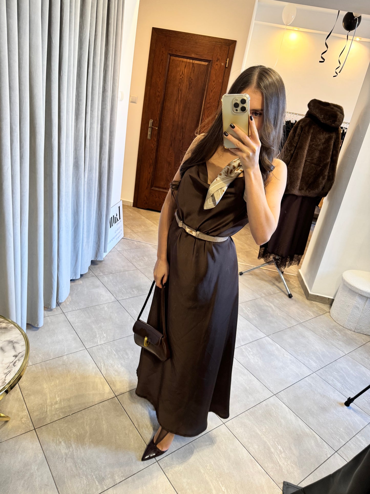 Satynowa Sukienka Maxi w Odcieniu Czekoladowym