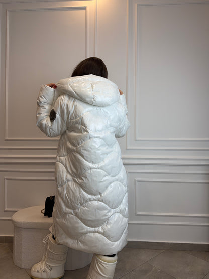 Pikowana Kurtka „Snow Luxe” – długa, połyskująca biel