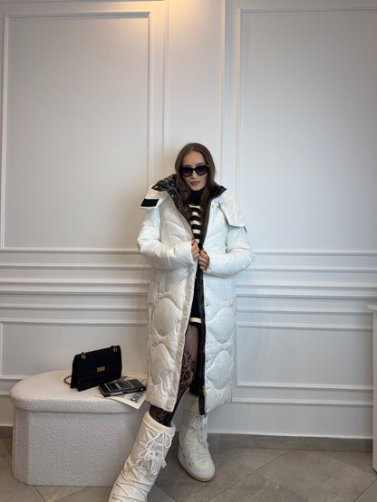 Pikowana Kurtka „Snow Luxe” – długa, połyskująca biel