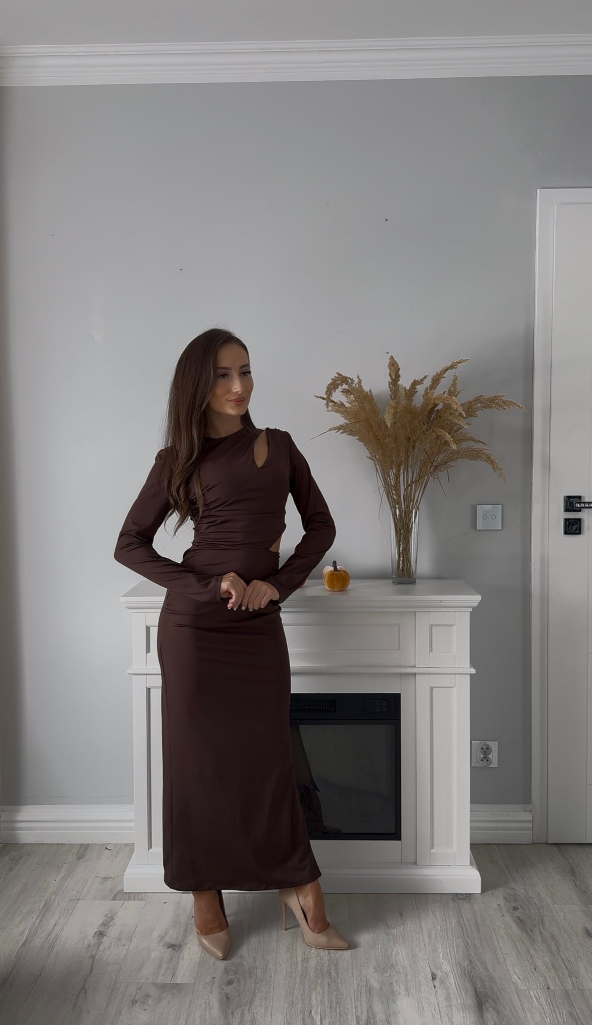 Brązowa Sukienka Cut-Out Glam