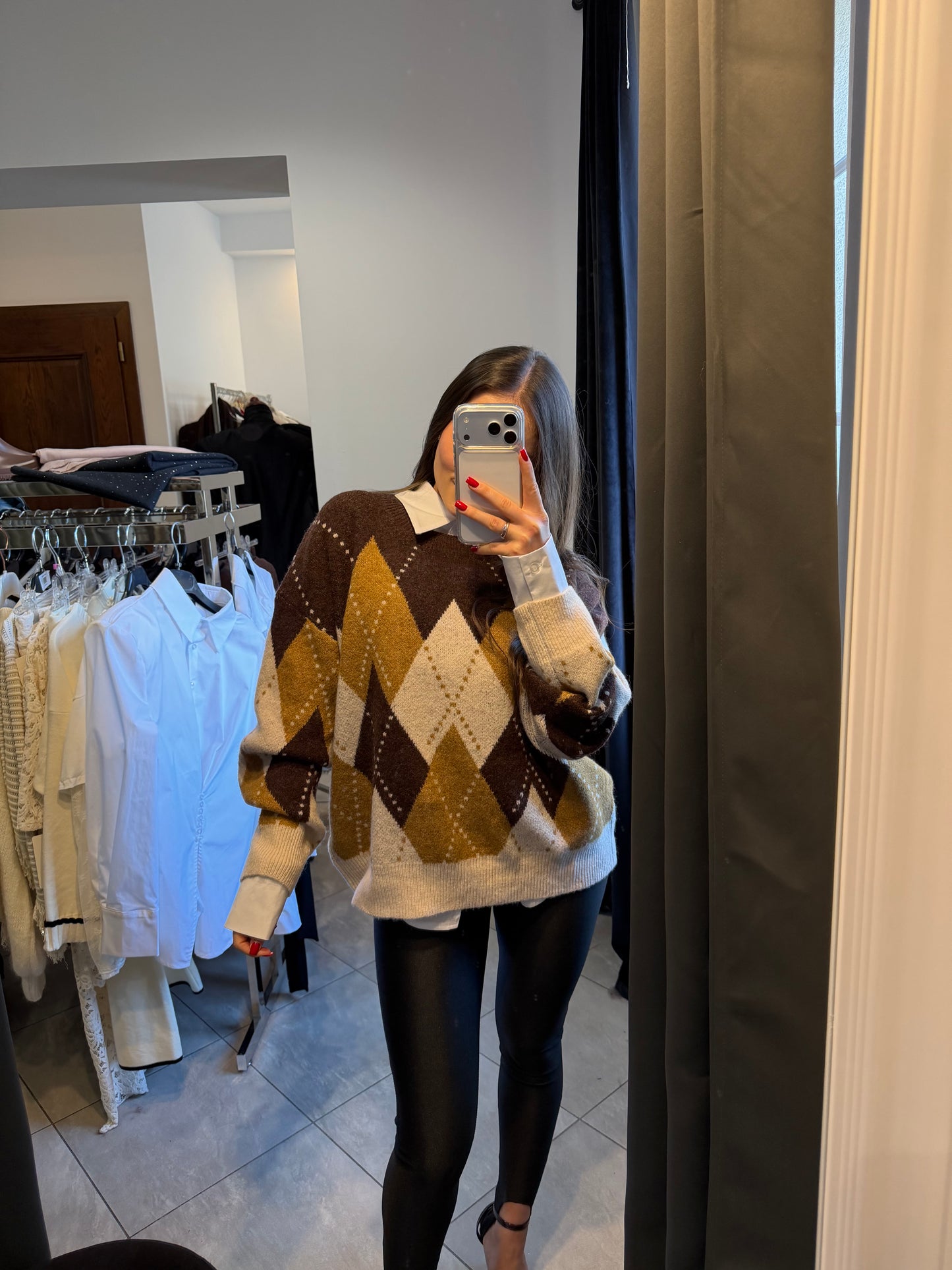 Sweter damski oversize w romby – brązowo-karmelowy