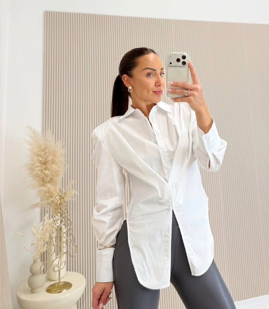 Biała koszula o wydłużonym fasonie z efektownym taliowaniem
