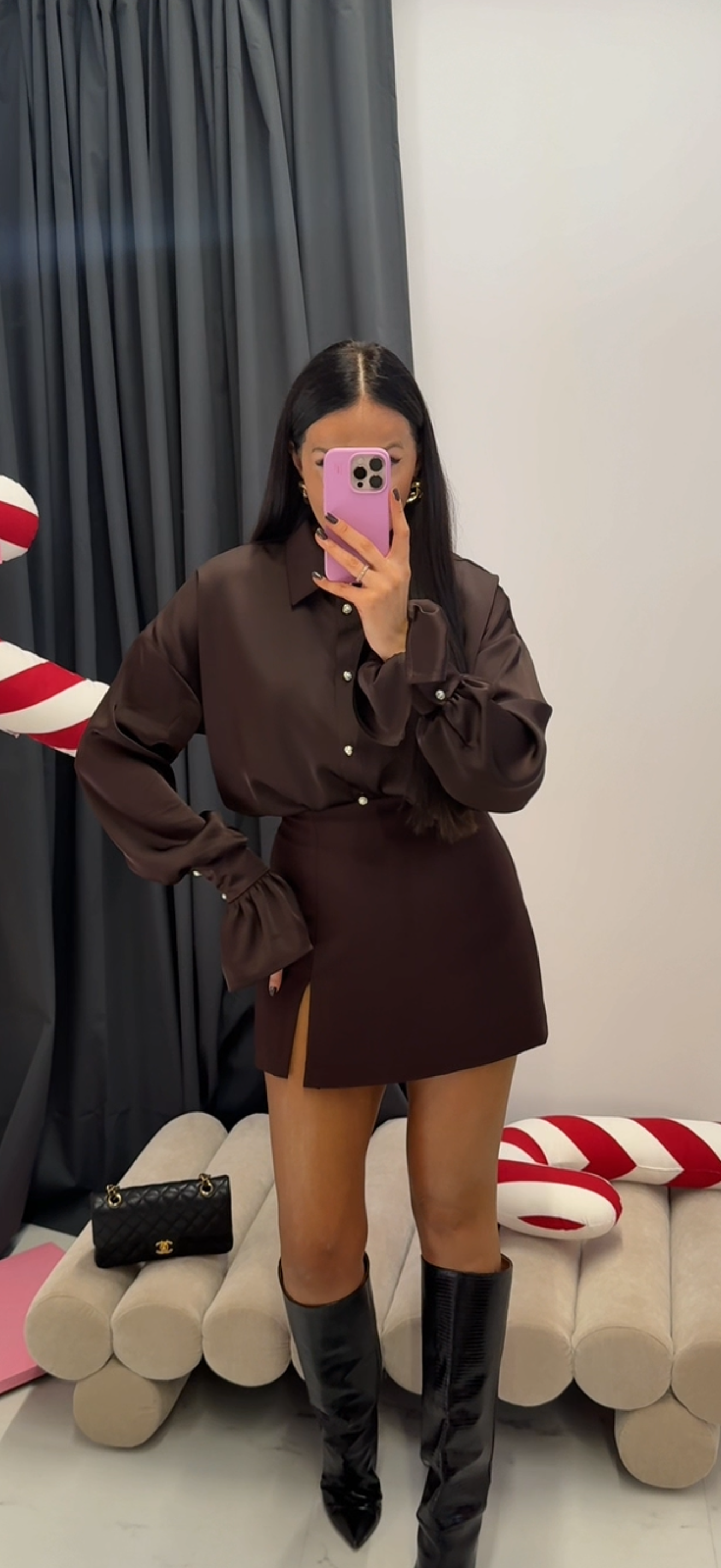 Satynowa koszula „Chocolate Pearl” – głęboki brąz i eleganckie perłowe guziki