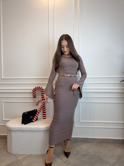 Elegancka dzianinowa sukienka maxi z rozszerzanymi rękawami