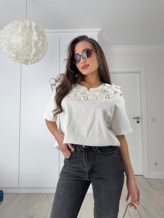 Biała bluzka z ozdobnymi perłami i aplikacją kwiatową