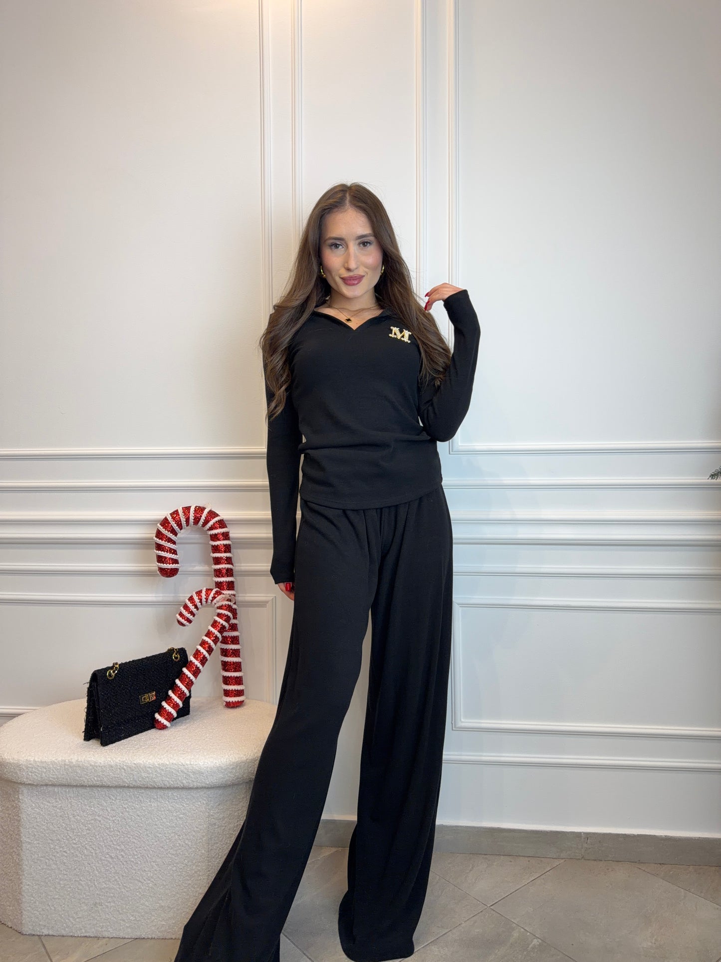 Czarny komplet dresowy premium z szerokimi spodniami i bluzką z dekoltem V