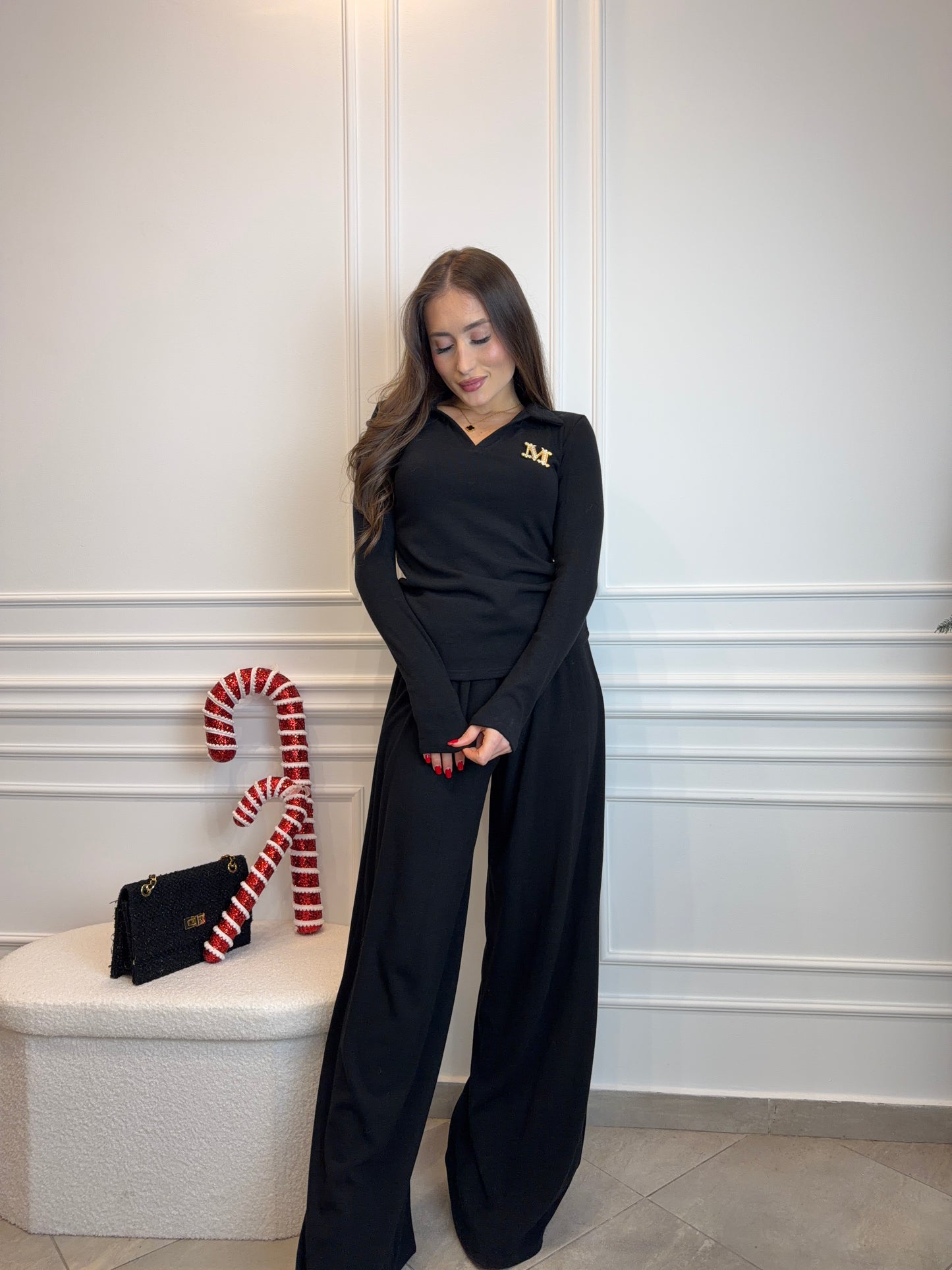 Czarny komplet dresowy premium z szerokimi spodniami i bluzką z dekoltem V