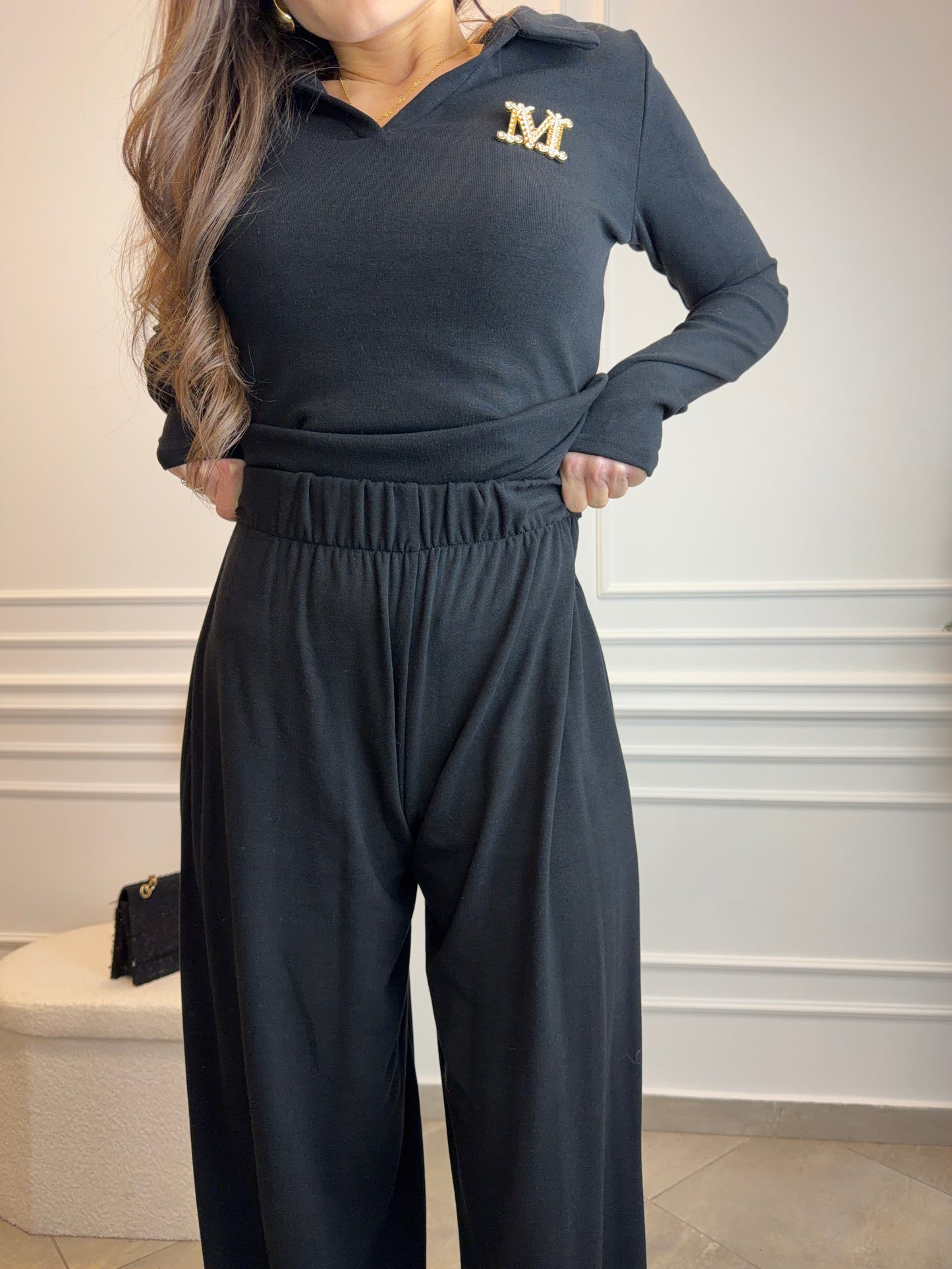 Czarny komplet dresowy premium z szerokimi spodniami i bluzką z dekoltem V