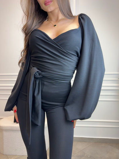 Elegancki Czarny Komplet z Kopertową Górą i Rozszerzanymi Spodniami